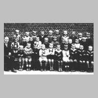 105-0019 Die erste Klasse der Volksschule Tapiau 1924 mit Klassenlehrer Steinert.jpg